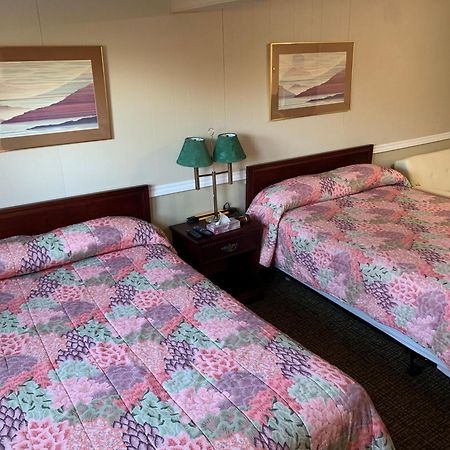 Twin Oaks Motel Orono Extérieur photo