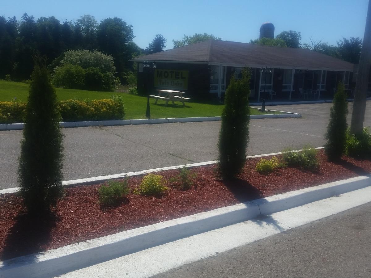 Twin Oaks Motel Orono Extérieur photo