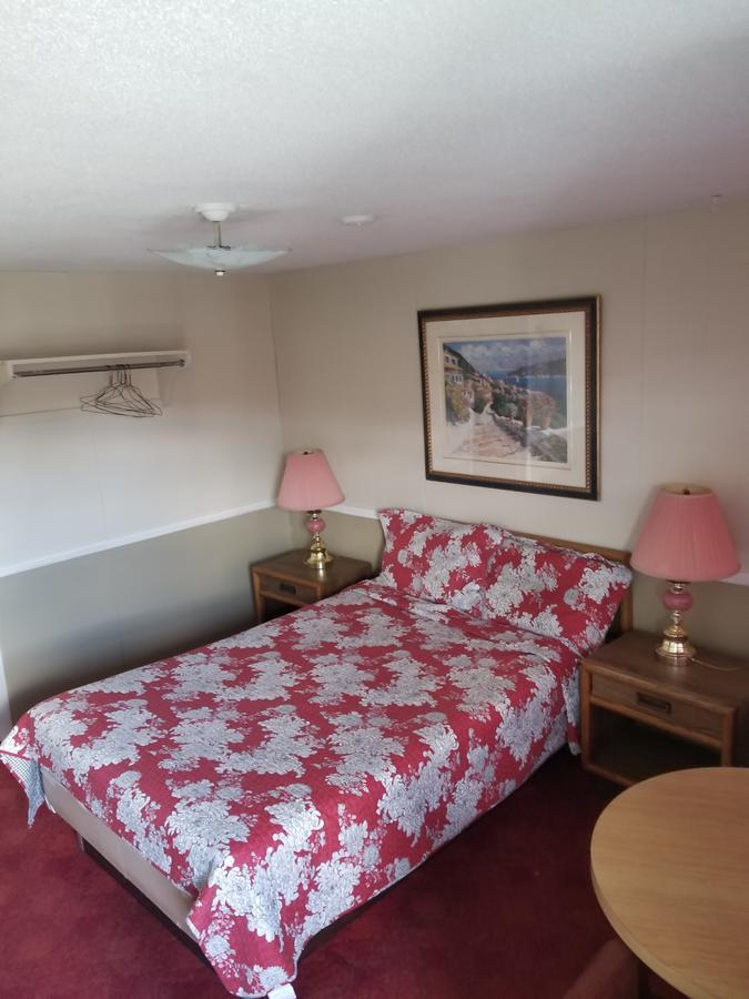 Twin Oaks Motel Orono Extérieur photo