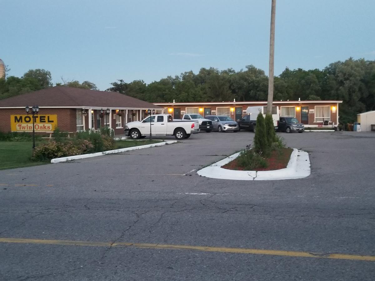 Twin Oaks Motel Orono Extérieur photo