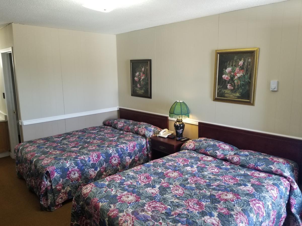Twin Oaks Motel Orono Extérieur photo