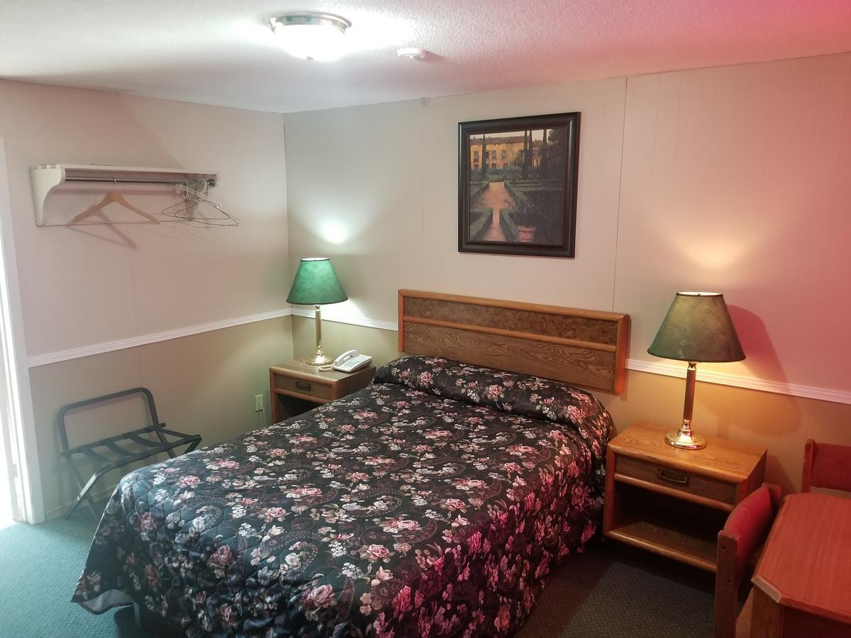 Twin Oaks Motel Orono Extérieur photo